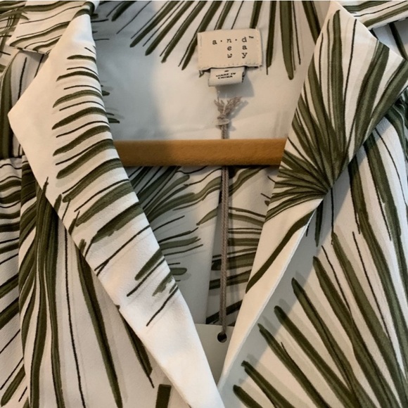 A NEW DAY Sleeveless Button Up Blouse Cream Green Fern Print Women’s Med NWOT - Picture 2 of 10